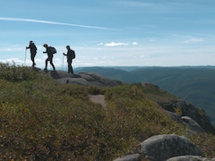 Des randonneurs au sommet du mont de l'Accropole.
