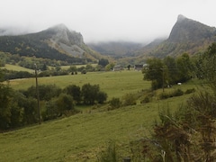 Montagnes formées par d'anciens volcans, et vallée agricole au centre.