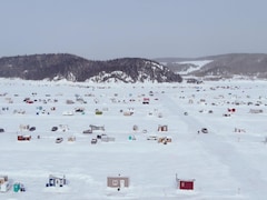 Un village éphémère de cabanes de pêche sur glace.