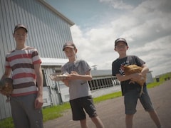 Les trois jeunes garçon avec leurs poules et leurs oeufs.