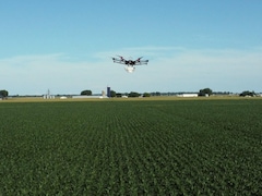 Un drone survole un champ.