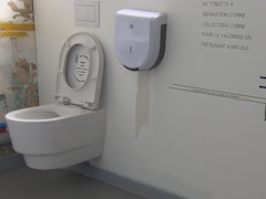 Une toilette servant à valoriser l'urine en engrais.