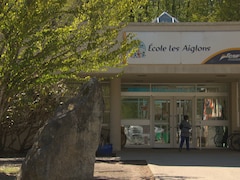 La porte d'entrée de l'école Les Aiglons à Squamish.
