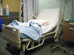 Un lit d'hôpital inoccupé. 