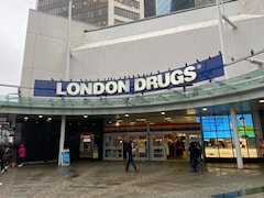 Une devanture de magasin avec l'enseigne « London Drugs » à Vancouver en octobre 2023. 