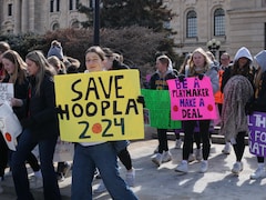 Un groupe d'élèves manifestent devant le Palais législatif pour que le tournoi saskatchewanais de basketball HOOPLA soit maintenu malgré les moyens de pression de la Fédération des enseignants de la Saskatchewan, le 19 mars 2024.