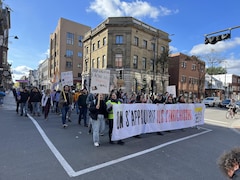 Des manifestants dans les rues de Québec.