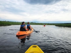 Des kayakistes au marais de la Rivière-aux-cerises.