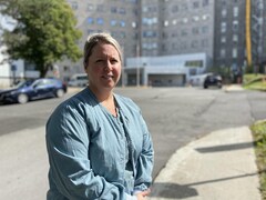 L'infirmière se trouve devant l'entrée principale du centre hospitalier. 