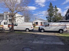 Des voitures de la Sûreté du Québec sont stationnées devant une petite maison.