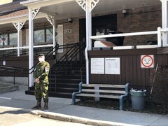 Un militaire portant un masque devant un CHSLD.