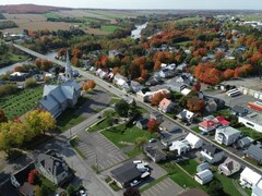 Vue aérienne de la municipalité de Sainte-Claire en automne.