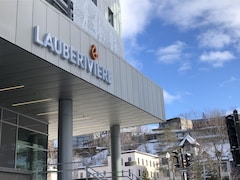La façade du nouveau refuge de Lauberivière, en hiver, avec en arrière-plan la Haute-Ville de Québec.