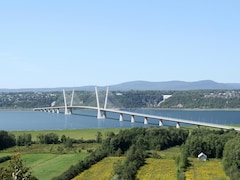 Un croquis du nouveau pont de l'île d'Orléans, à Québec, surplombe le Saint-Laurent. 