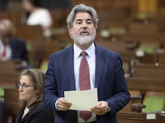 Pablo Rodriguez parle debout aux Communes. 