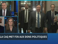 L'animateur du Téléjournal Quebec, Bruno Savard, les analystes Alex Boissoneault et Louise Boisvert sont à l'écran pendant qu'à droite se trouve une image du première ministre François Legault marchant dans un corridor de l'Assemblée nationale avec sa garde rapprochée. 