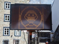 Un panneau électronique montre un visage masquée