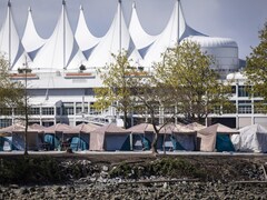 Des tentes du parc CRAB côte à côte devant Canada place à Vancouver.