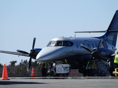 Un avion de Pascan est sur le tarmac de l'aéroport des Îles-de-la-Madeleine. 