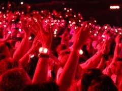 Un bracelet lumineux porté par chaque spectateur. La foule lève les bras pour accompagner la chanson «S'il suffisait d'aimer». 