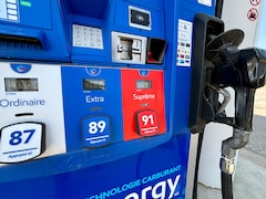 Une pompe à essence sur laquelle sont affichés les prix de différents types de carburant.
