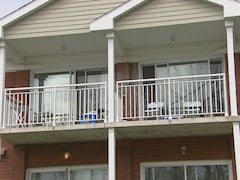 Le balcon de deux logements.