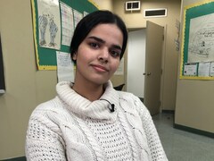 La jeune réfugiée saoudienne Rahaf Mohammed lors d'une entrevue avec CBC, deux jours après son arrivée au Canada.