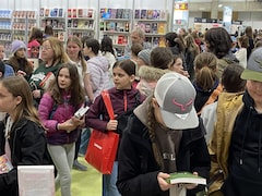 Des jeunes visiteurs au Salon international du livre de Québec, en avril 2024. 