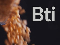 Lettres Bti sur fond de granules de l'insecticide.