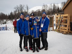 L'équipe de Ski de fond du Nanuvut, avec quatre athlètes et deux coachs, aux Jeux de l'hiver de l'Arctique 2024, à Mat-Su en Alaska. 