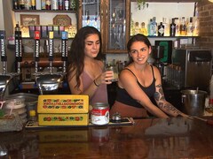 Les deux soeurs derrière le bar de leur restaurant le Pigor.