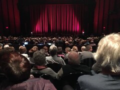 Une salle pleine à Rimouski en attente du spectacle bénéfice pour la reconstruction  du Théâtre de la Vieille forge de Petite-Vallée