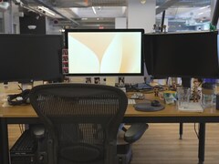 Un poste de travail sans employé où on voit un écran d'ordinateur ouvert.