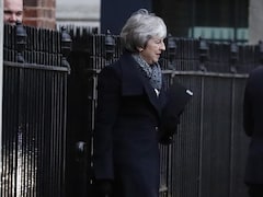 Theresa May marche dans la rue.