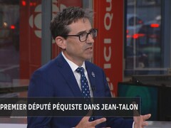 Un homme vêtu d'un complet bleu accorde une entrevue sur le plateau du Téléjournal Québec. 