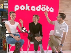 Deux femmes et un homme sourient devant le logo de Pokadota. 