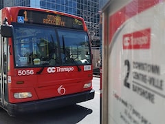 Un autobus de la ligne 1 Ottawa-Rockcliffe d'OC Transpo à l'intersection des rues Bank et Wellington, à Ottawa. (Archives)