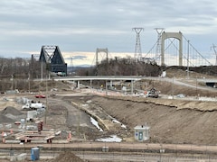Le chantier à l'entrée du pont de Québec