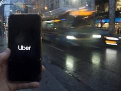 Un téléphone affiche l'application Uber.