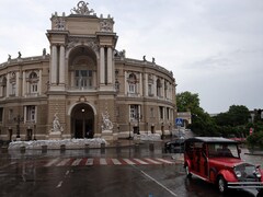 Des voitures circulent devant le théâtre national académique d'Odessa. 
