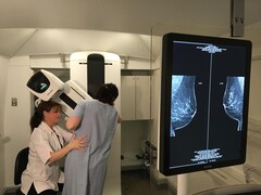 Une femme est en train de passer une mammographie.