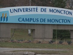 L'enseigne de l'Université de Moncton à l'entrée du campus