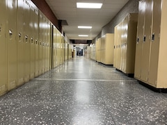 Un corridor vide de l'université.