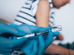 Un enfant sur le point de recevoir une dose d'un vaccin.