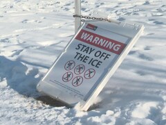 Un panneau avertissant du danger de patiner sur ce site.