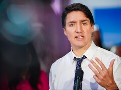 Le premier ministre Justin Trudeau prend la parole lors d'une annonce concernant les mesures prévues dans le budget 2024 pour la jeunesse et l'éducation au Parc Wanuskewin Heritage, près de Saskatoon, le 23 avril 2024. 