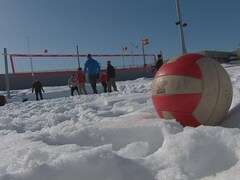 Des joueurs de volleyball sur un terrain enneigé à l'Université Laval.