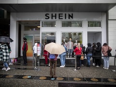 Des gens font la file sous la pluie devant une boutique temporaire de l'entreprise Shein à Vancouver, le 11 avril. 