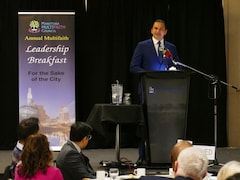 Le premier ministre du Manitoba, Wab Kinew, a déclaré lors d'un petit-déjeuner réunissant des chefs religieux qu'il souhaitait rafraîchir la prière législative pour qu'elle reflète davantage la province de plus en plus diversifiée, le 11 avril 2024.
