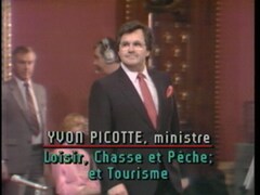 Yvon Picotte en train d'être assermenté à l'Assemblée nationale.